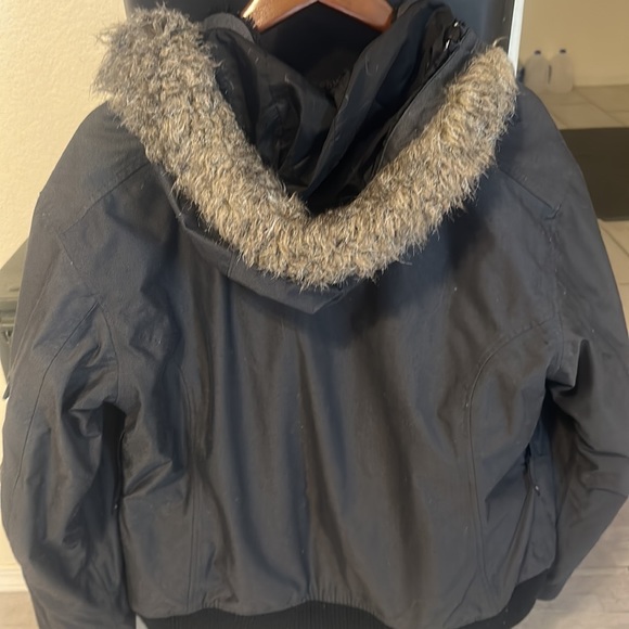 Woman’s Columbia Titanium Jacket with Omni-tech, waterproof. - Picture 3 of 7